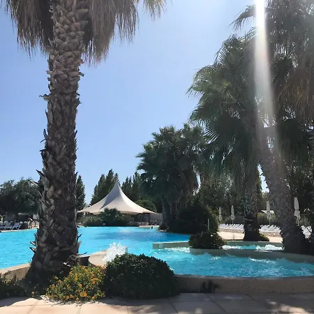 مكان تخييم La Carabasse **** *